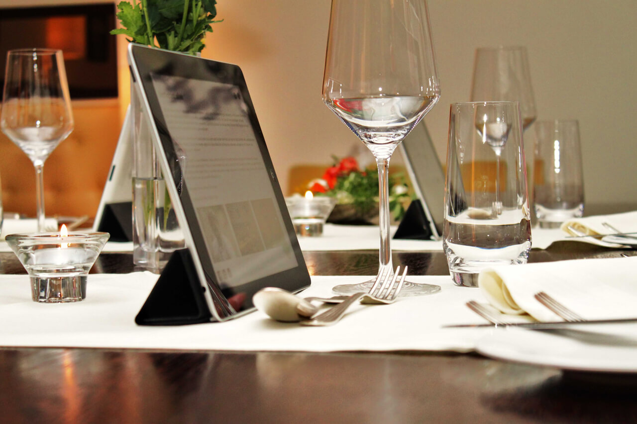 Ресторан столе меню. Стол в ресторане. Современные технологии в ресторане. Инновации в ресторанном бизнесе. Инновации в ресторане.