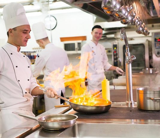 Incendie en cuisine : ne sous-estimez pas les risques couverts par une assurance multirisque professionnelle
