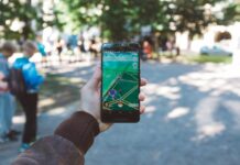 Lumiplan et un téléphone en ville