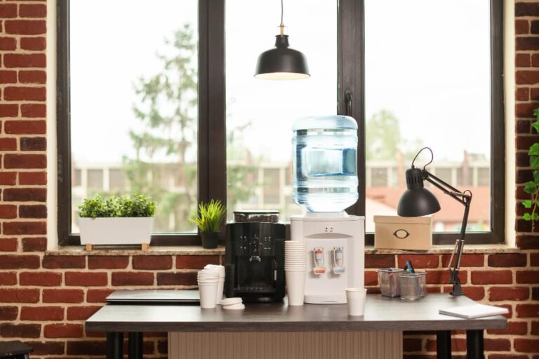 fontaine à eau posée sur un bureau